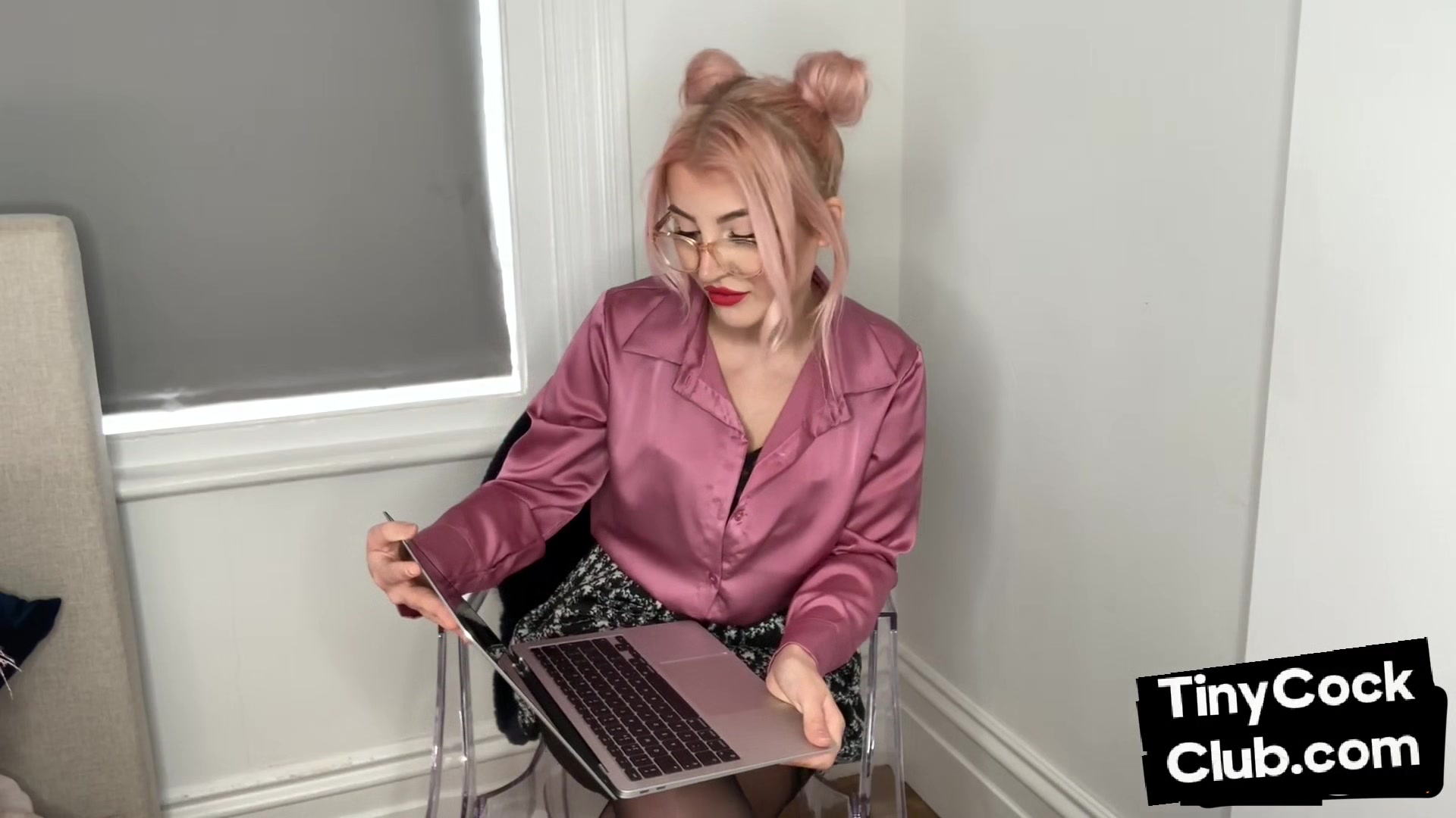 SPH amateur doll humiliates small cocks in solo video
