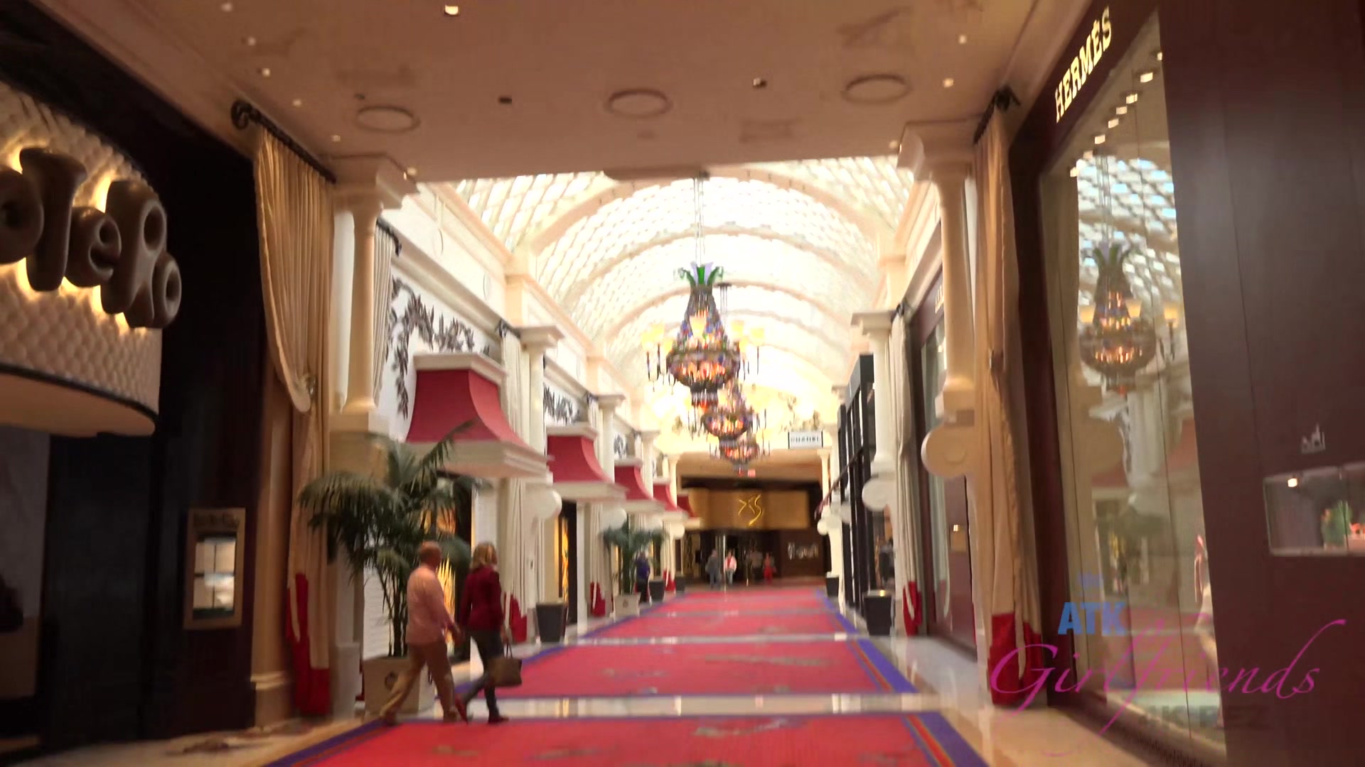 Virtual Vacation Las Vegas With Emma Evins 1/3