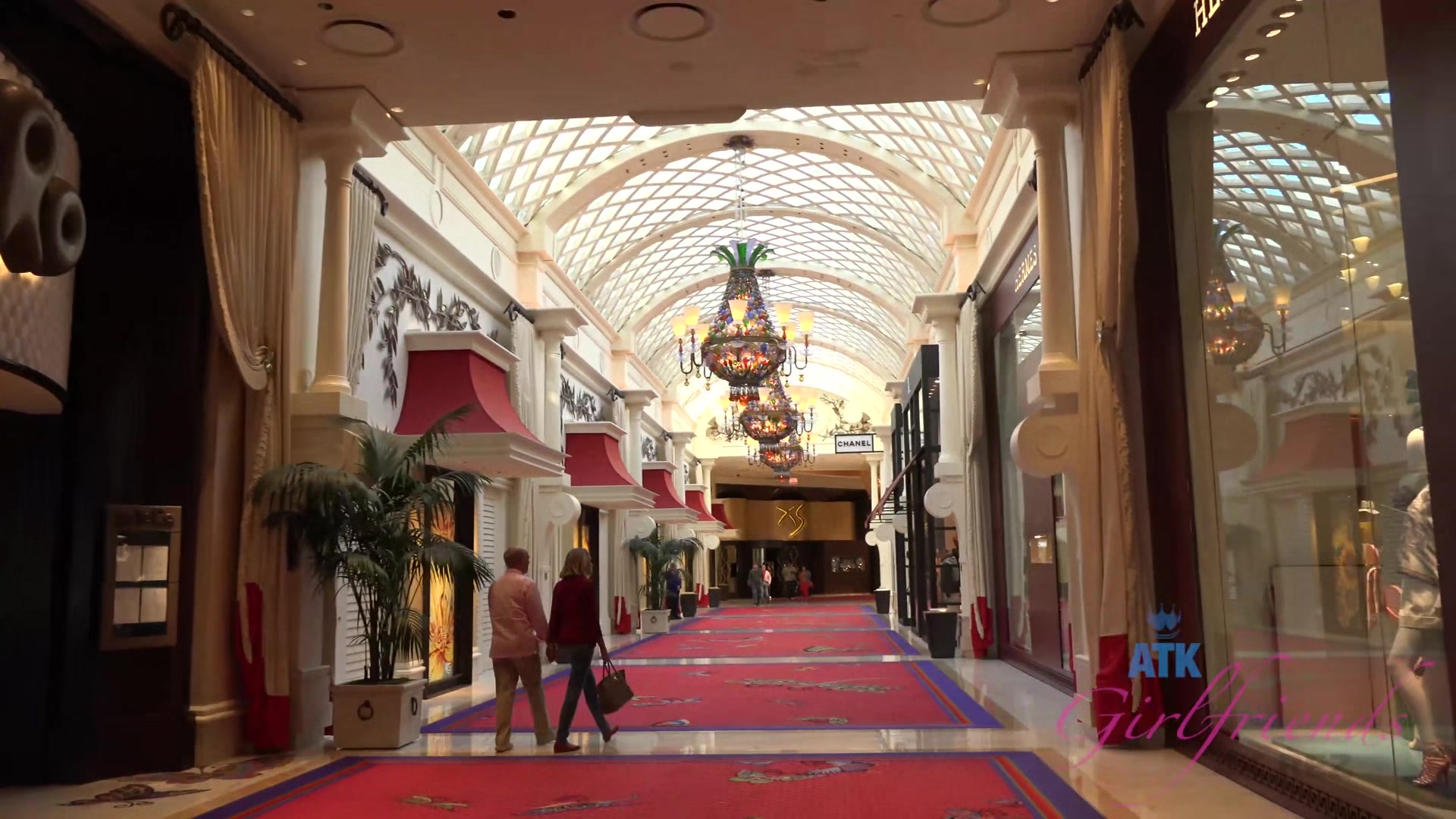 Virtual Vacation Las Vegas With Emma Evins 1/3