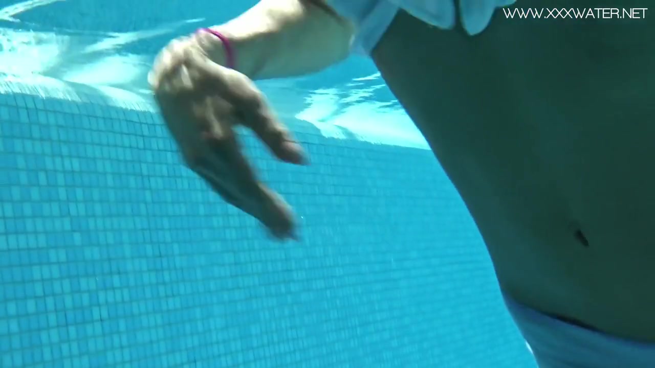 Hot Us Blondie Swims Naked In The Pool - Lindsay Cruz