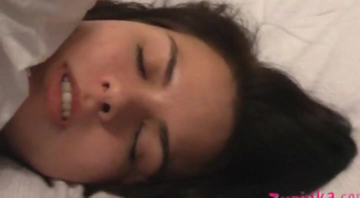 Amateur Zuzinka plays with two dildos