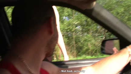 Hawt whore sucks in car