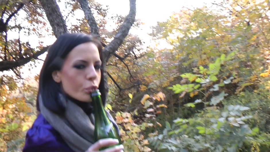 Hot chick gets her twat fucked in the outdoors