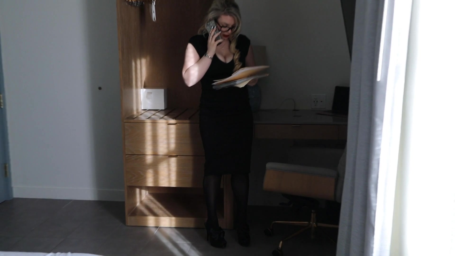 Working Late - Sex Movies Featuring Emmy Demure
