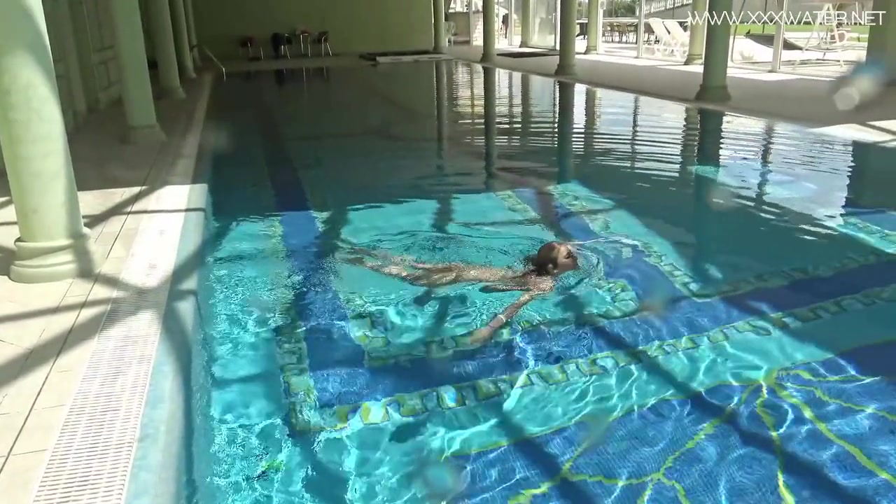 Hot Us Blondie Swims Naked In The Pool - Lindsay Cruz