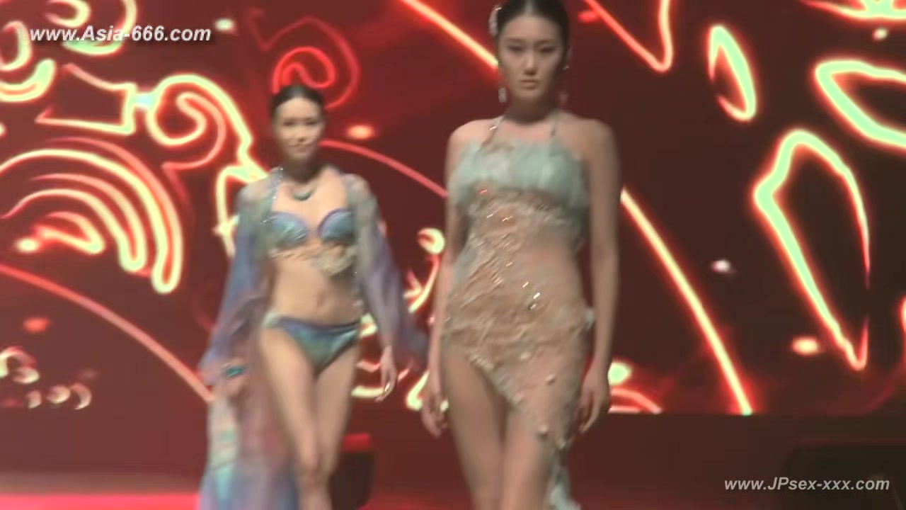 Chinese model in sexy lingerie show.20