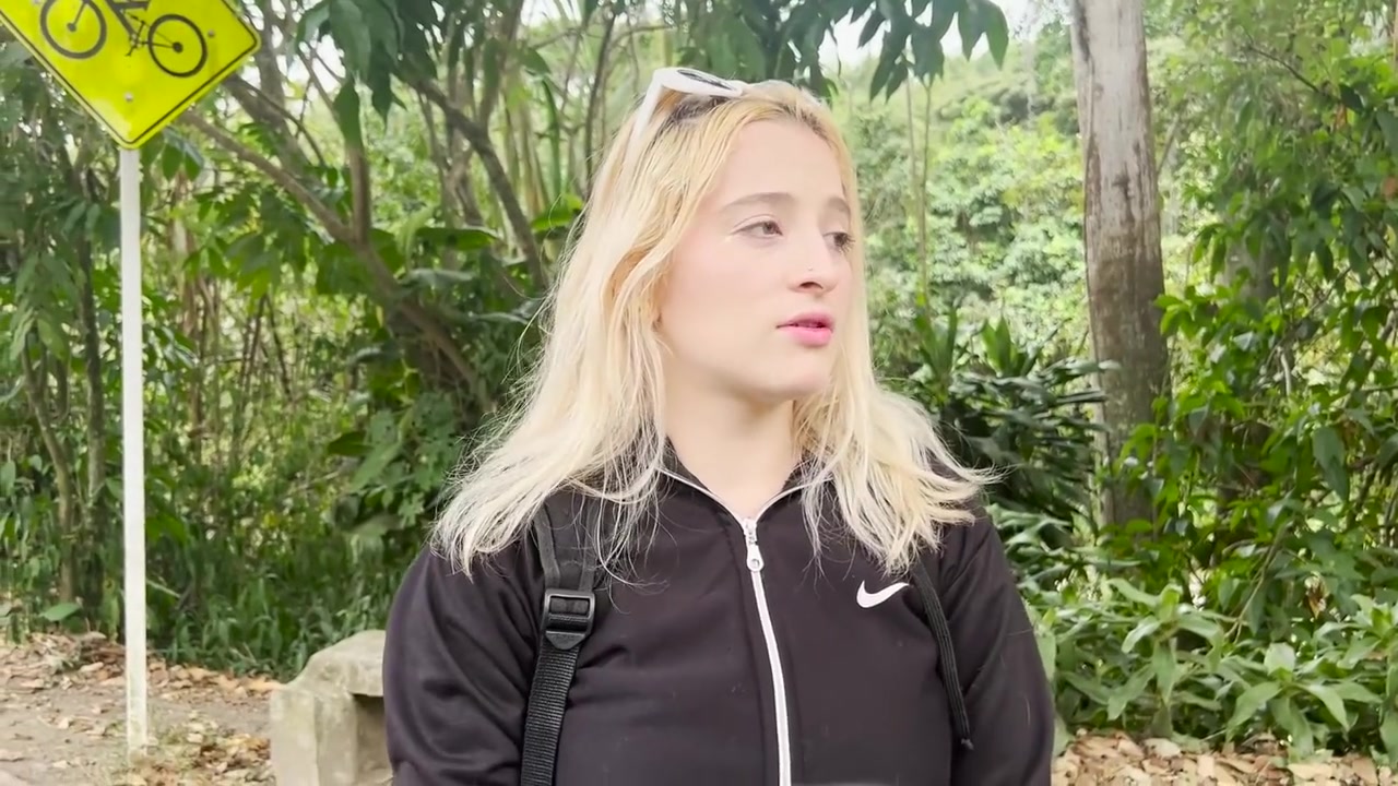 Hermosa Rubia Perdida Es Llevada A Casa De Extrano