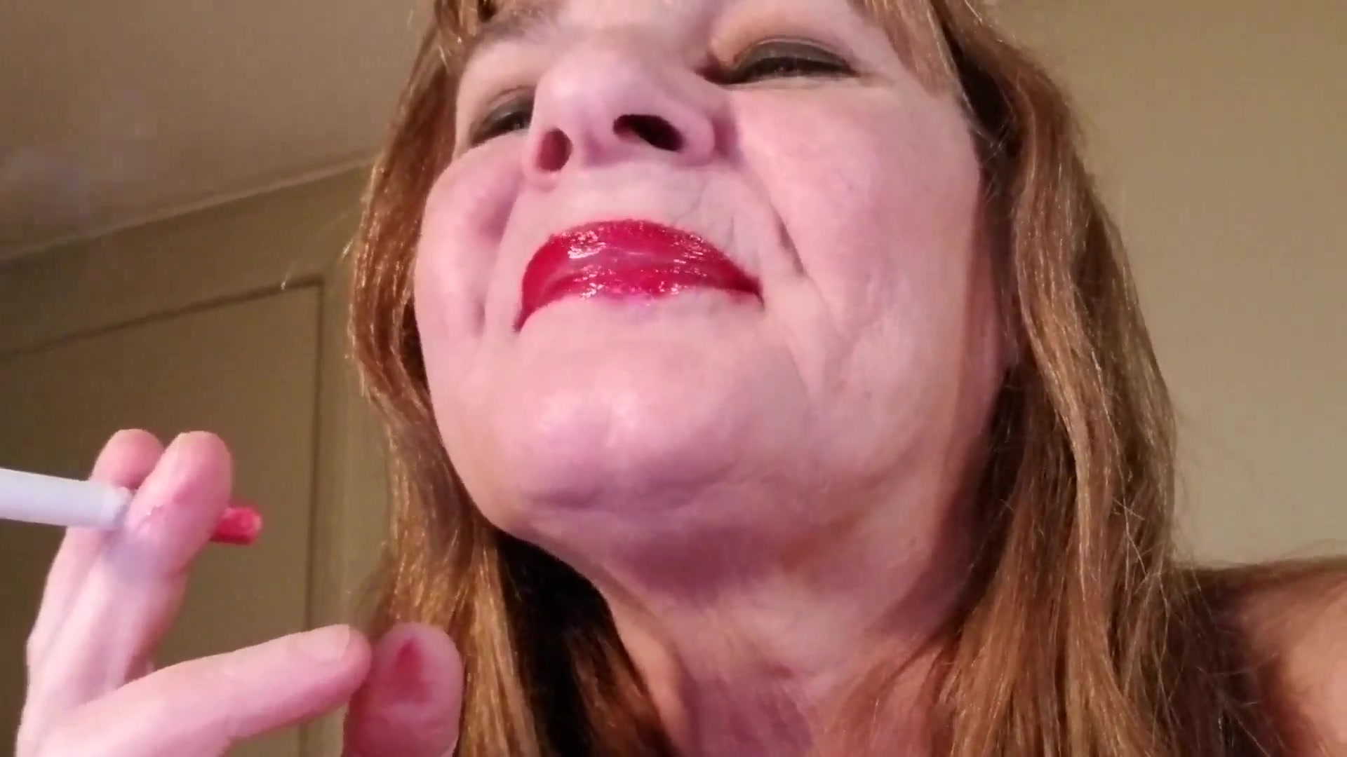 Sensual Red Lips Smoking - TacAmateurs