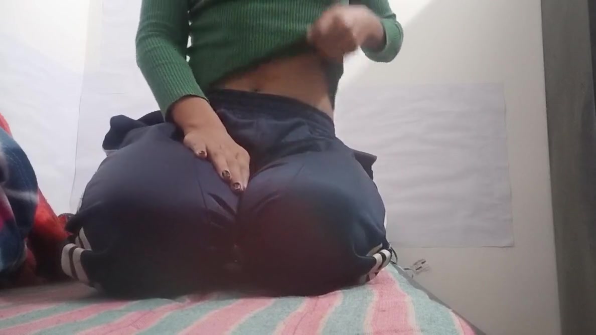 Desi Girl Masturbates