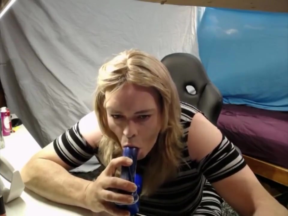 Aussie BBW CD Sucks an Fucks Dildo