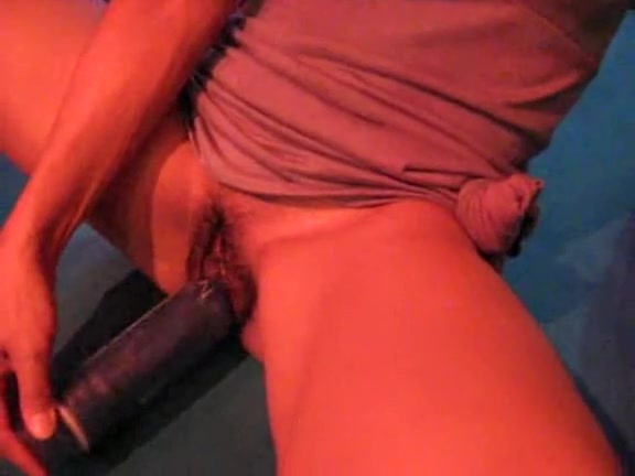 Sympathetic hussy uses mask to dildo her twat on cam