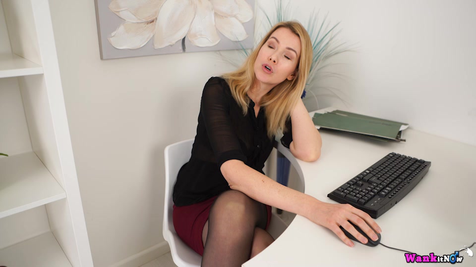 Hannah Z - Office Dick Pic - Sexy Videos - WankitNow