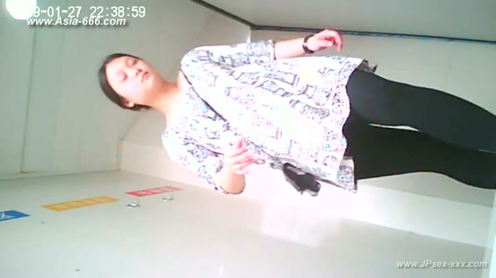 chinese girls go to toilet.30