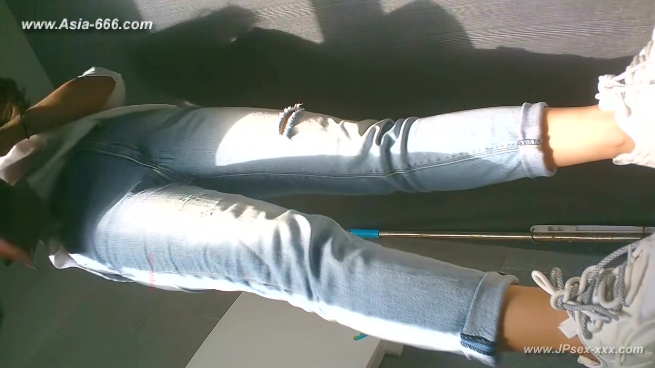chinese girls go to toilet.288