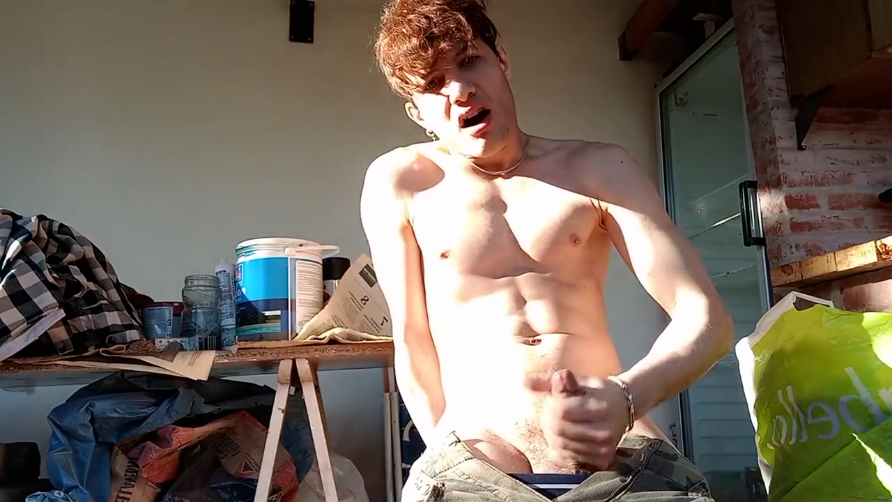Latino Bonito Y De Cuerpo Sexy Se Masturba En Su Jardin Cerca De Sus Vecinos Y Tira Mucho Semen