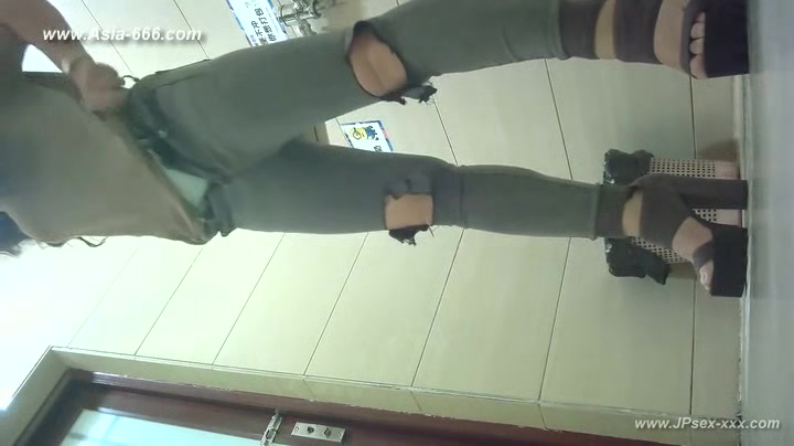chinese girls go to toilet.90