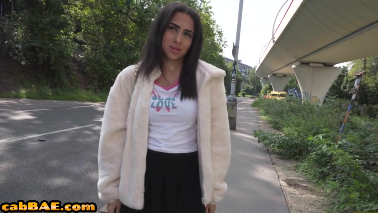 Inked taxi babe fucked in car outdoor for special discount