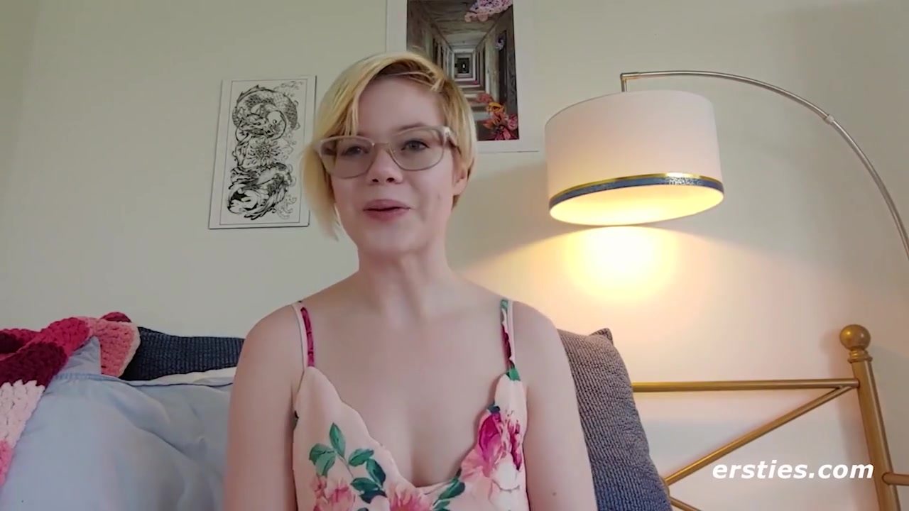 American Hottie Plays With Her Pussy Before Going Anal