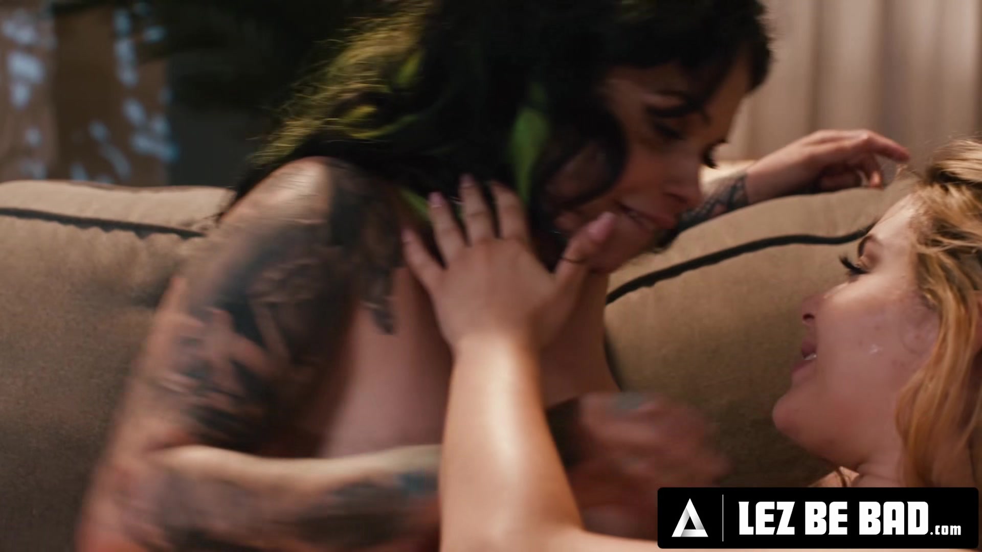LEZ BE BAD - Stacked Xwife Karen Gives PAWG Babe Nicole Aria Shaking Orgasm During RAW FINGER FUCK