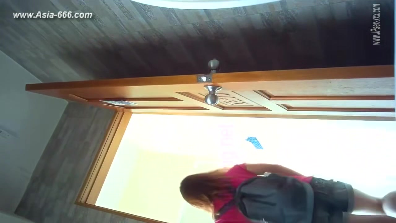 chinese girls go to toilet.302