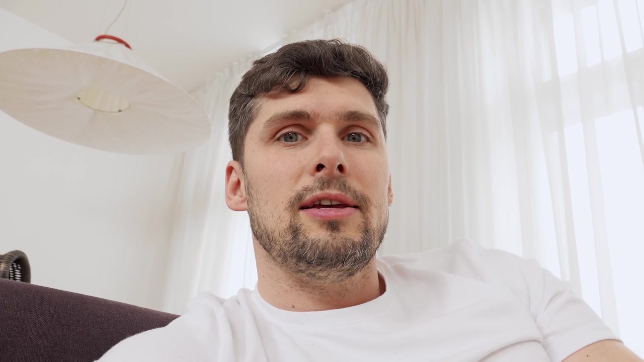 Fake agent cums on blonde model