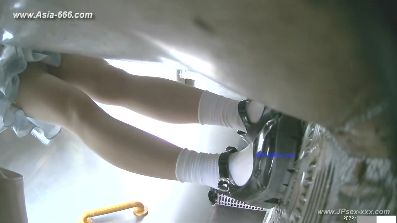 chinese girls go to toilet.298