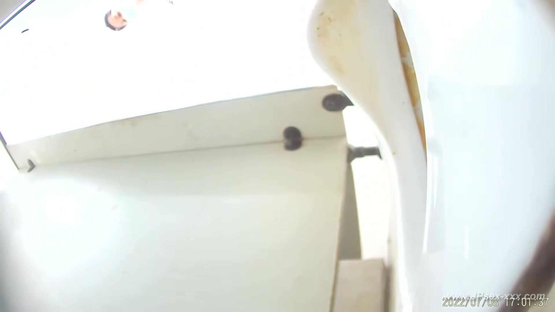 chinese girls go to toilet.303