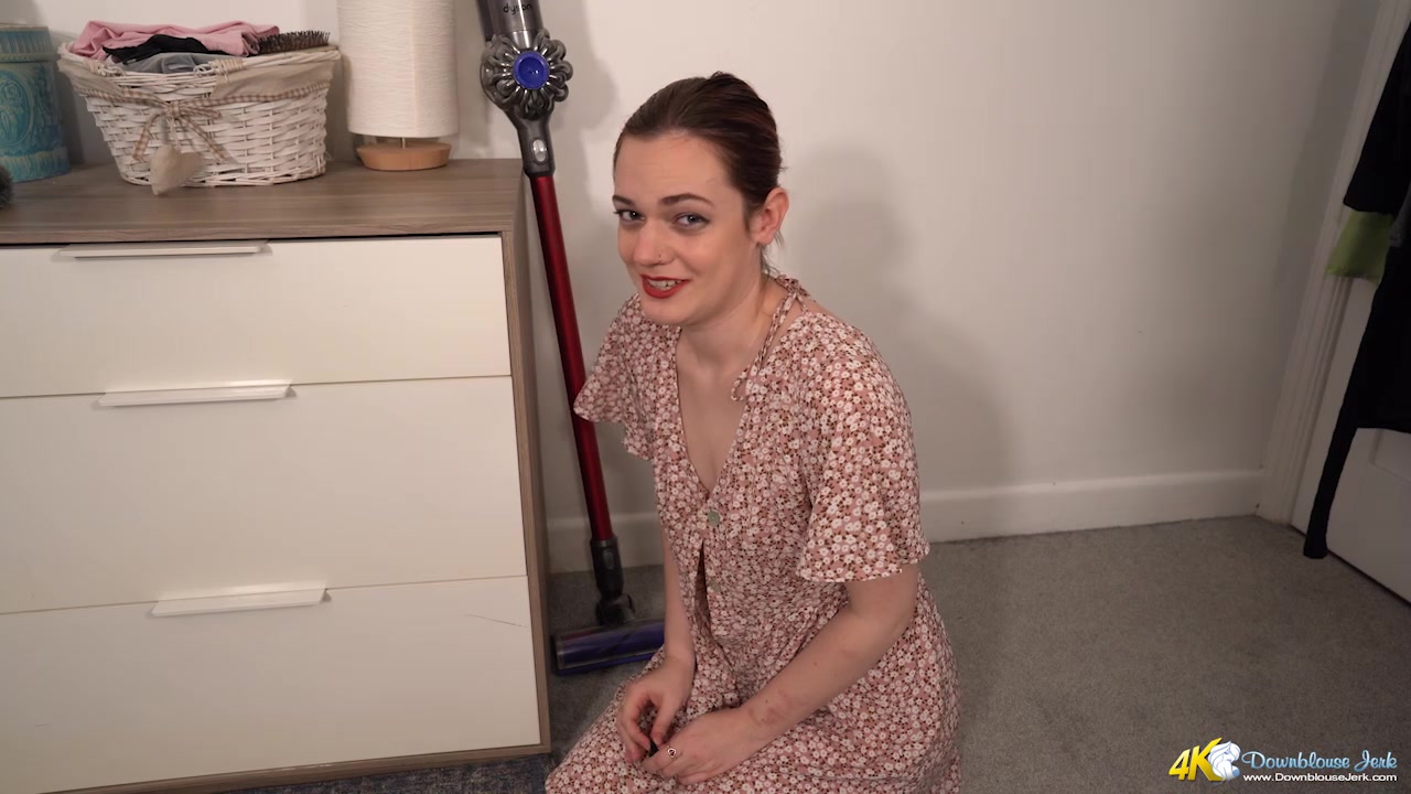 Extra Service - DownblouseJerk