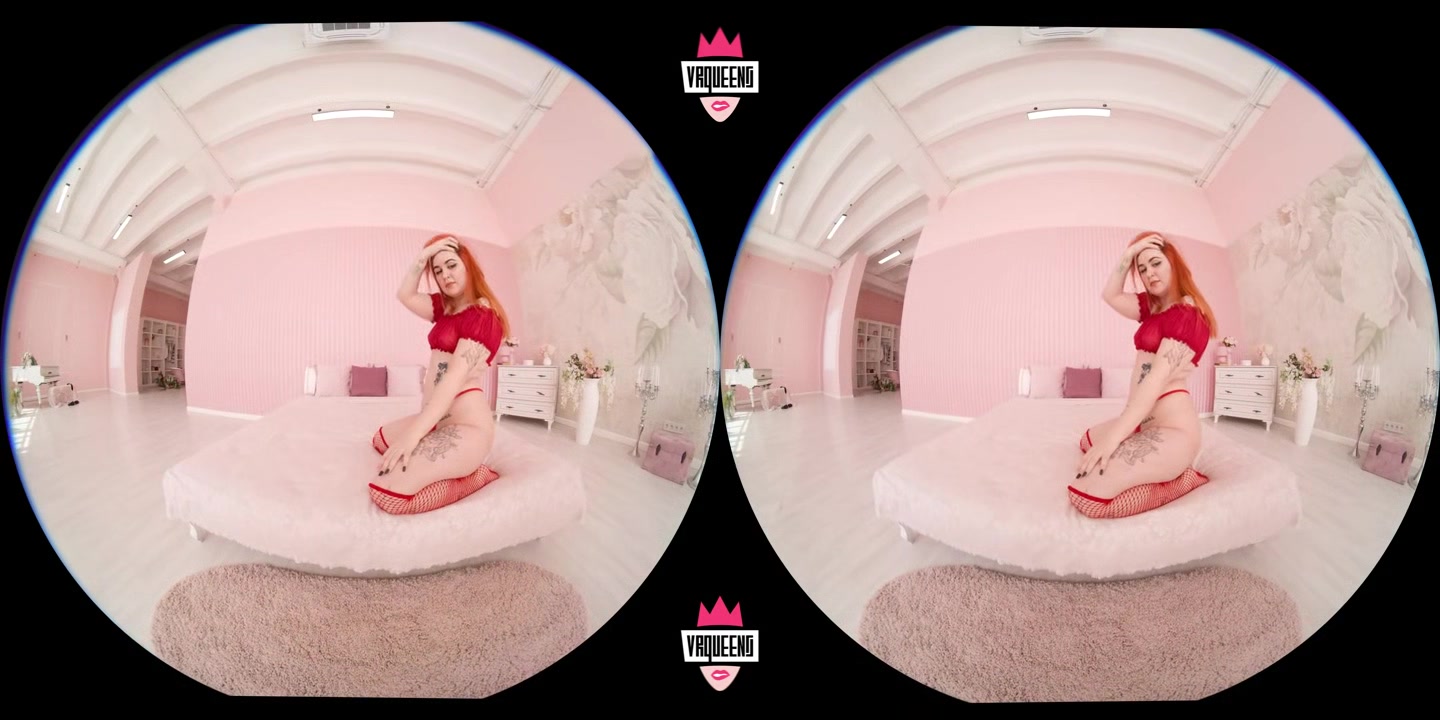 Nicelittlefox Strips Naked - VRQueens