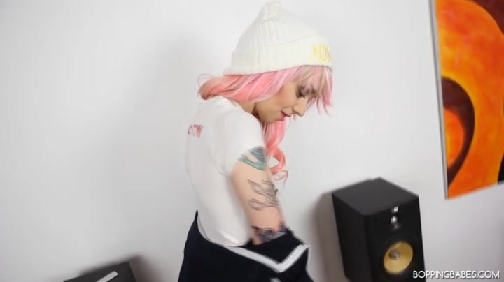 Minni - Testing My Speakers - BoppingBabes