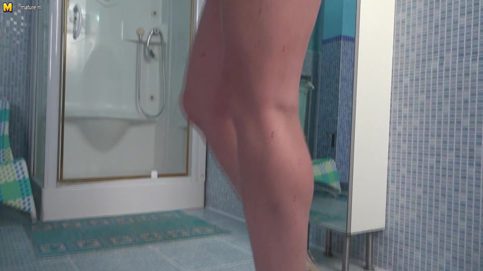 Hot Housewife Arty Loves Playing In The Bathroom - MatureNL