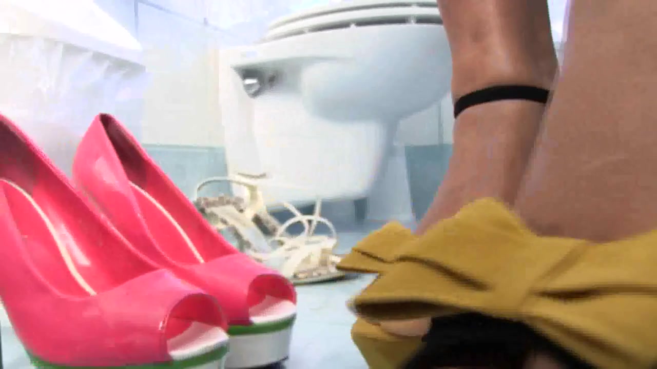 Solo shoes play with ebony slut in bathroom by Foot Girls