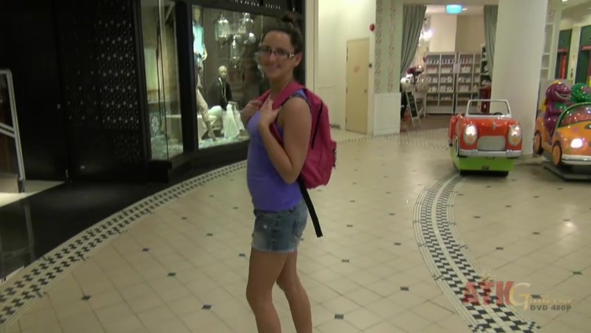 ATKGirlfriends video: virtual vacation with Hope Howell in Singapore