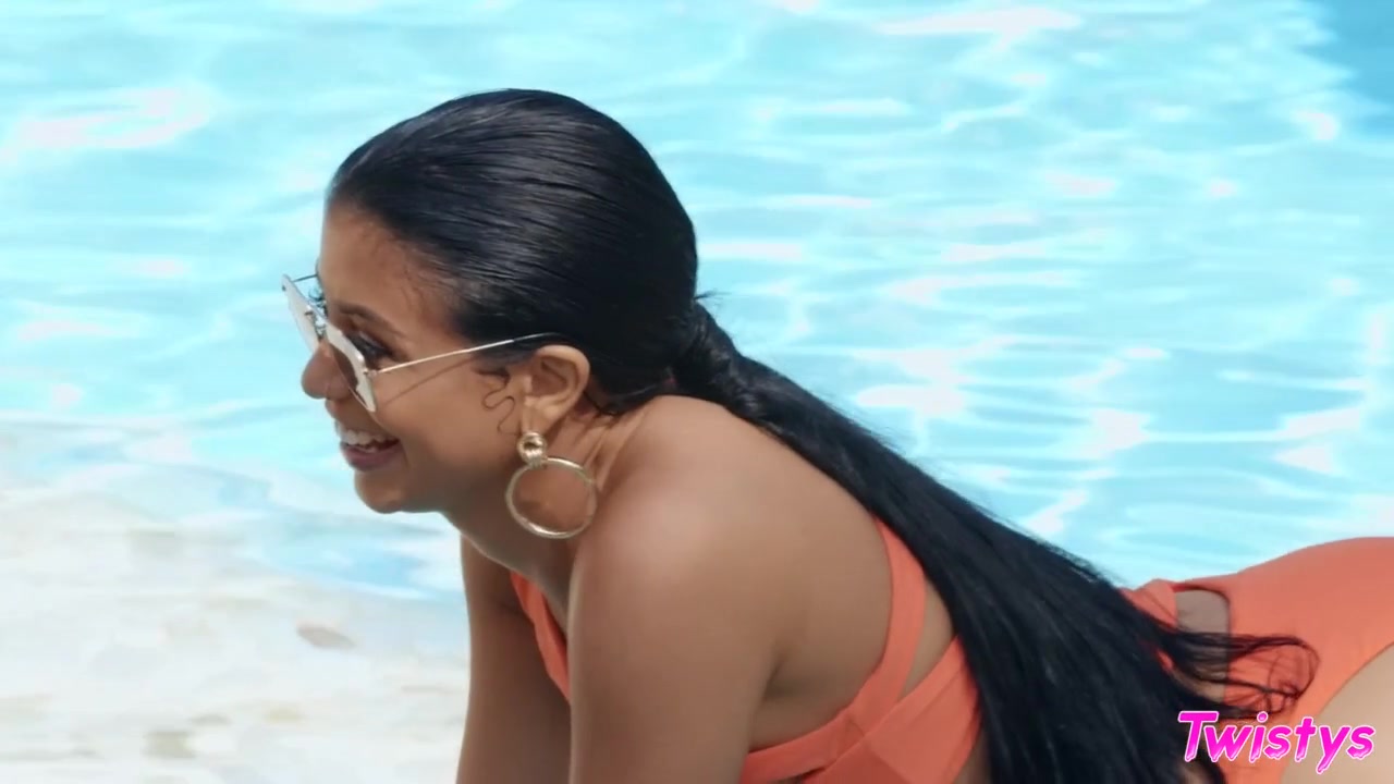 Veronica Rodriguez & Honey Gold in Shallow End Shivers - TwistysNetwork