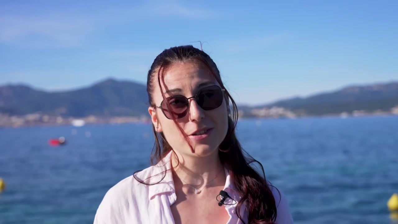 As delighted as she is excited, Alicia, 43, takes on two men! - Jacquie et Michel TV