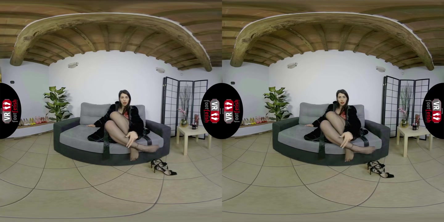 Hot sexy toes of Petra wiggle and spread right in your face in virtual reality - VRFootFetish