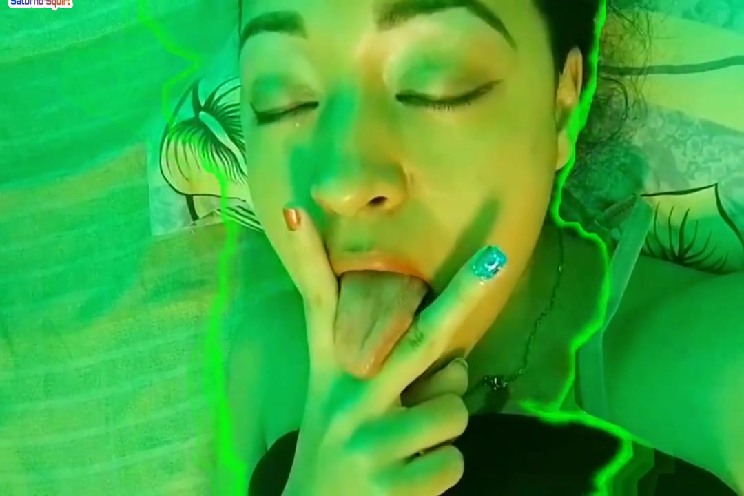Saturno Squirt The Sexiest Latin Babe In The Green Room I Teach You How To Masturbate A Pussy With Your Fingers