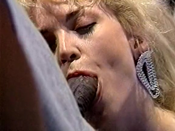 Chessie Moore, Dusty, Bridgett Monroe in vintage sex clip