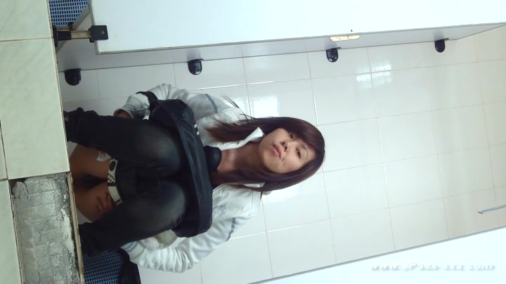 chinese girls go to the toilet.19