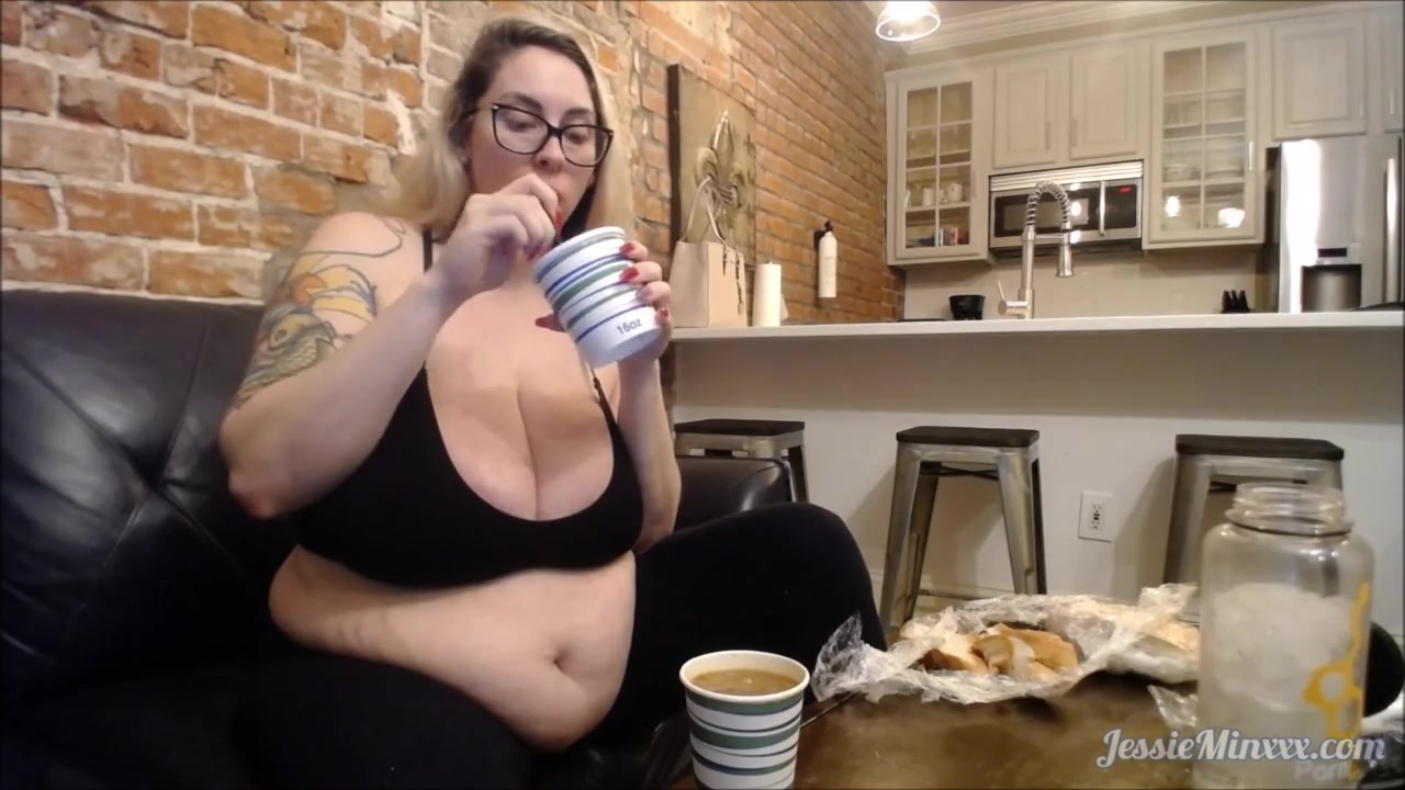 Jessie Eats Food In New Orleans
