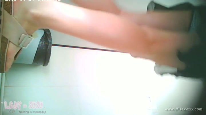 chinese girl go to toilet.21
