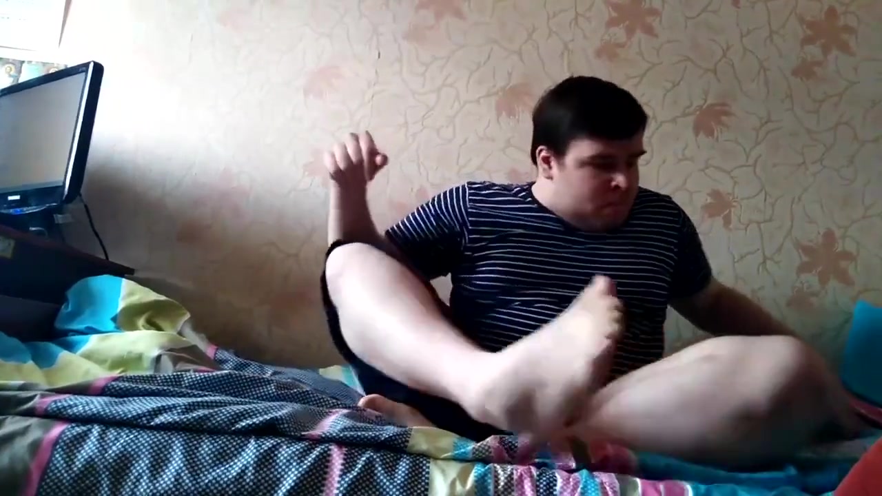 Artem Sam Sebe Lizhet Nogi Drochit Nogami Sam Sebe Self Suck Autofellatio Self Footjob