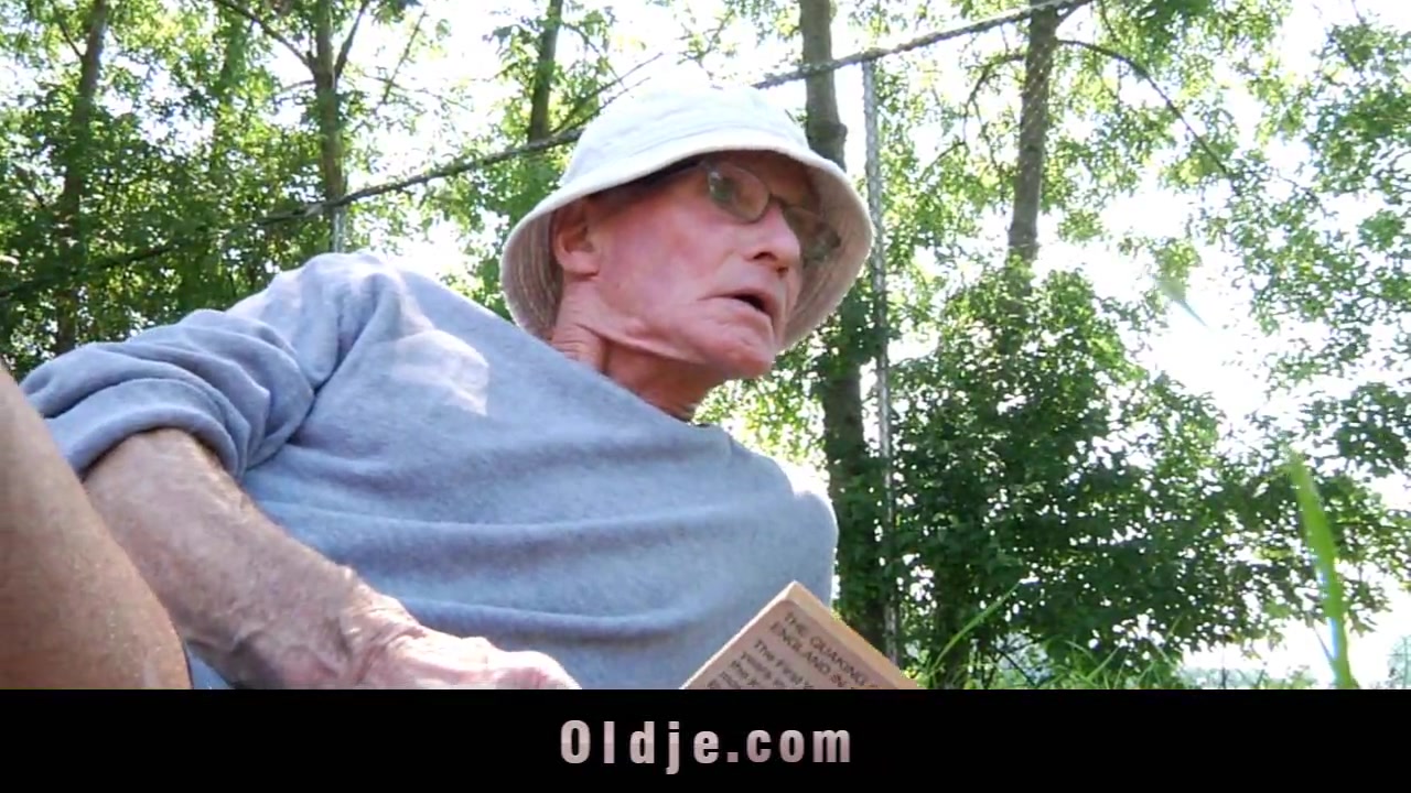 Young girl sucking old dick in a fucking picnic