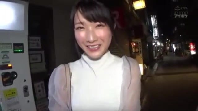 05927,A beautiful woman who feels