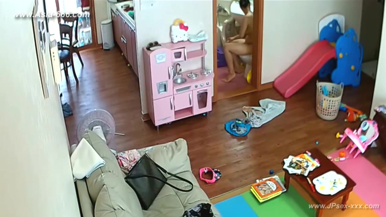 Hackers use the camera to remote monitoring of a lover's home life.545
