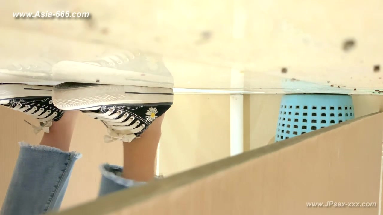 chinese girls go to toilet.***