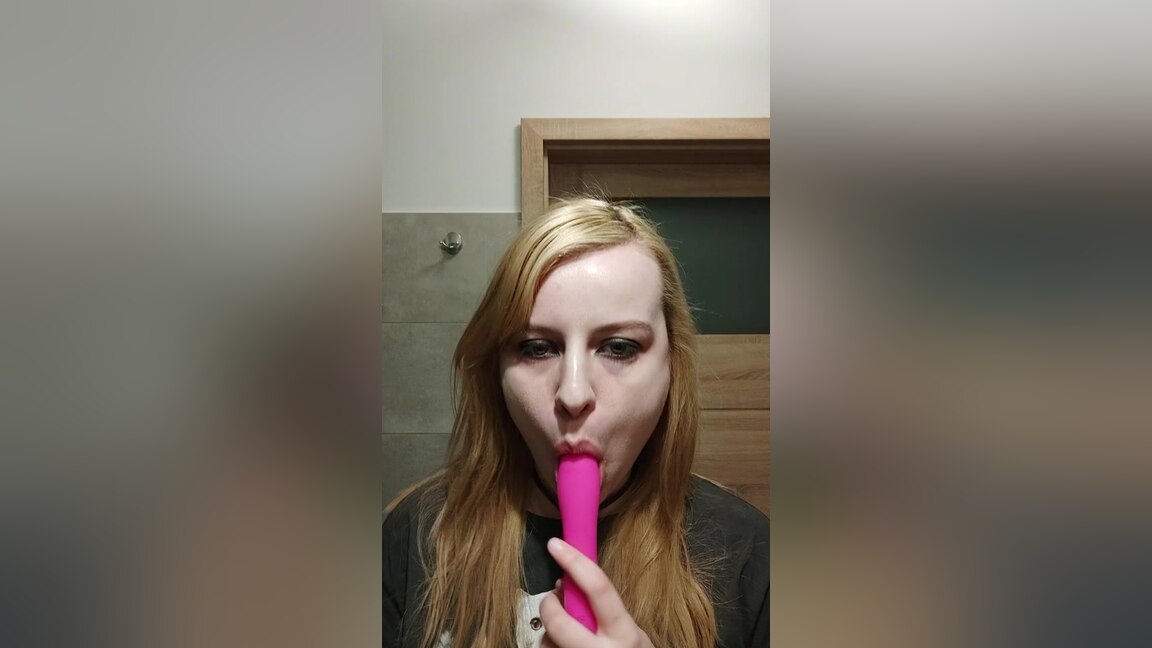 Saliva And Mouth Play - Kinky Amy