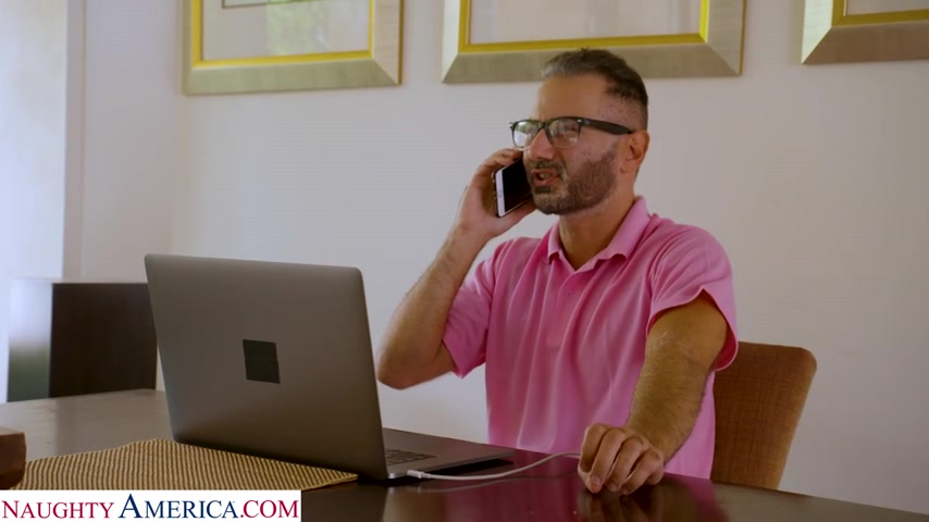 Scarlett Bloom fucks her neighbor minutes after meeting him - naughtyamerica
