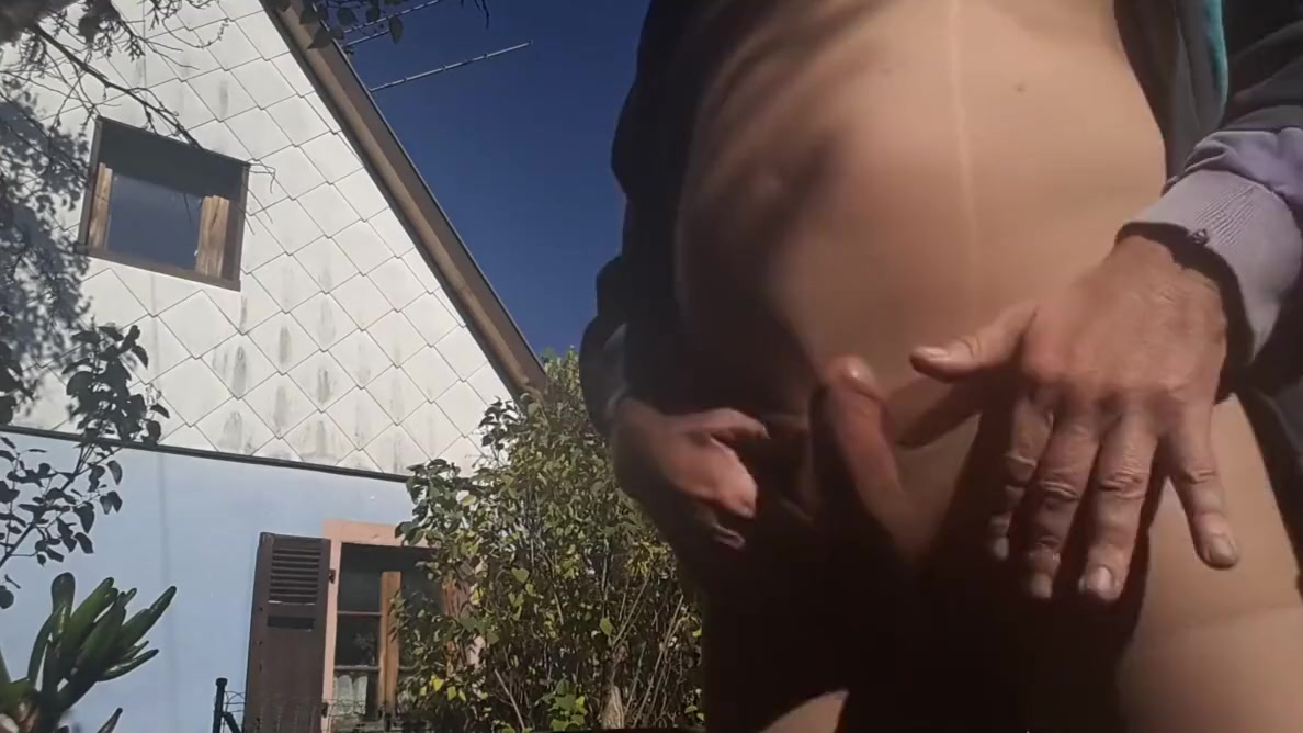 Exhib en collant dans un Jardin