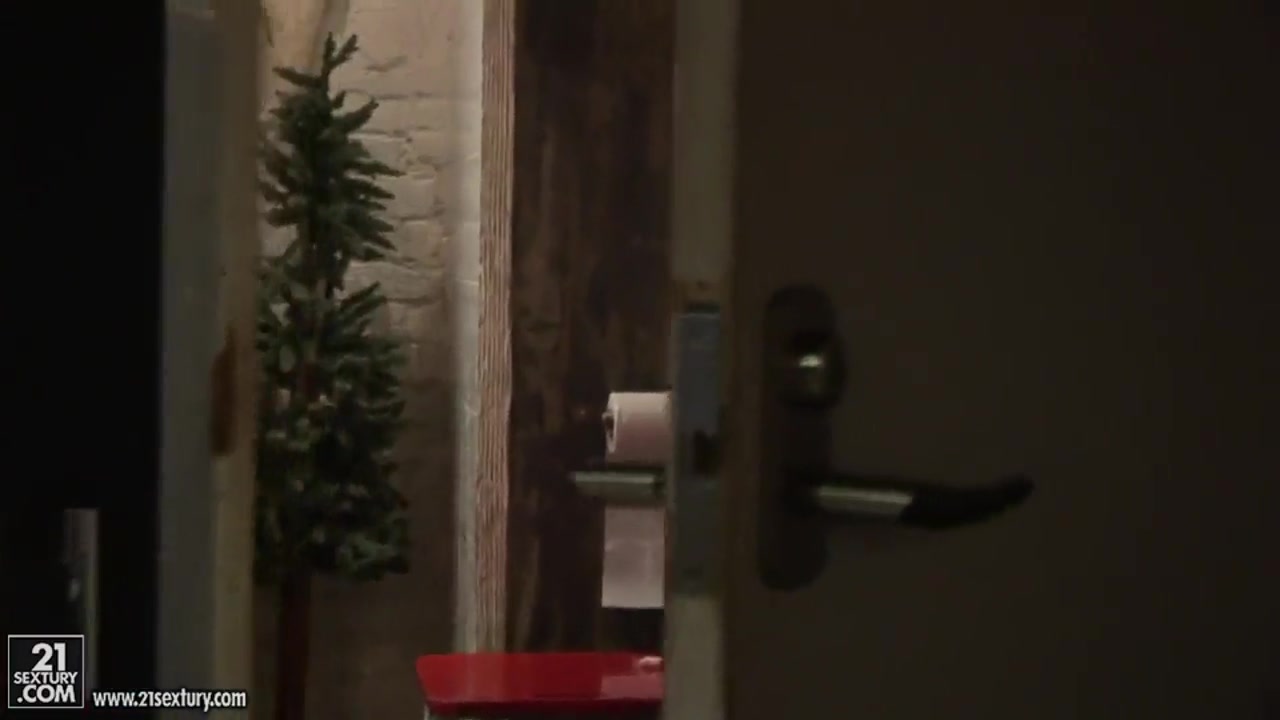 teen 18+ girl becomes ready to be taped in porn